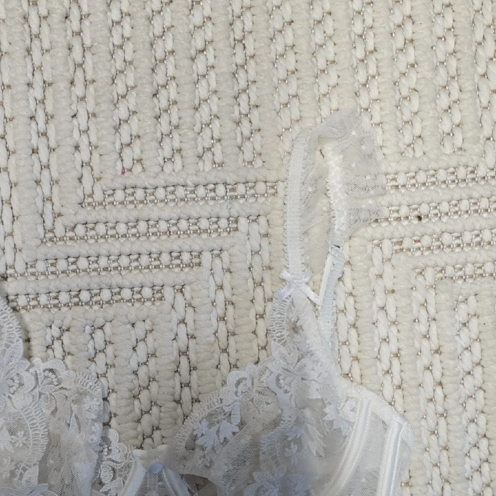 Elegant Lace Bustier in White - Picture 4 of 8